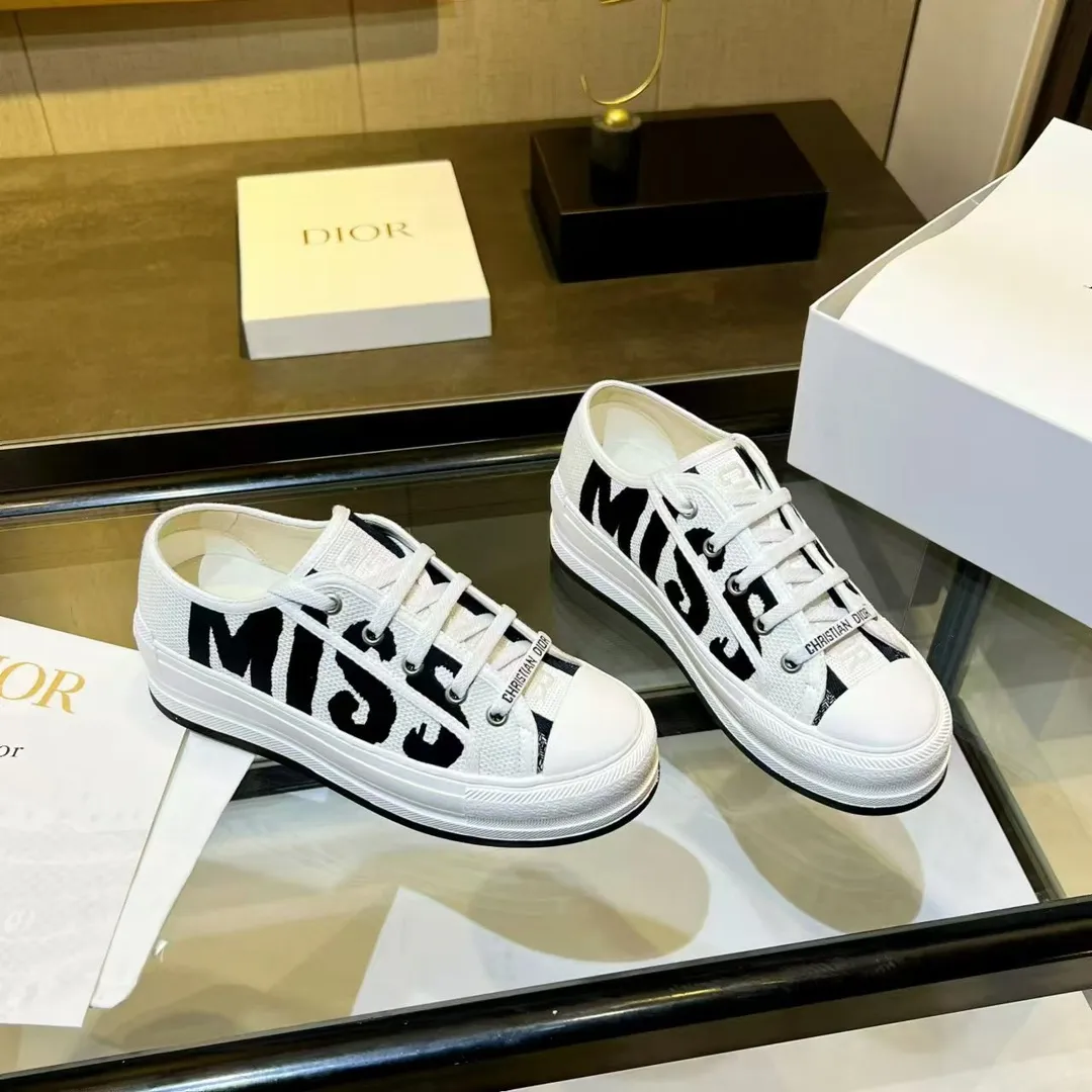 👟👟Ex-factory price 520👟👟 Dior’s 2025 Walk ‘n’ Dior embroidered mid-top casual shoes are new. On the fashion stage, Dior embroidered shoes are the well-deserved protagonist. Delicate stitching is used on the upper, every stitch is devoted to the craftsman's efforts, and every thread is woven with artistic poetry. From complex floral patterns to smart geometric textures, embroidery is like the magic that gives shoes life, allowing them to show dynamic beauty even in static conditions.   Wearing Dior embroidered shoes feels like stepping into a dream world full of art. It is not only a pair of shoes, but also a walking piece of art that perfectly integrates fashion and culture. Whether you are strolling on the bustling city streets or attending important social occasions, Dior embroidered shoes can add unique charm to your style and become the focus of everyone's attention.   Choosing Dior embroidered shoes means choosing a persistent pursuit of quality and a unique understanding of fashion. Let it accompany you through every wonderful moment and leave your own fashion mark.  Material: Sheepskin lining, feet, silk cowhide, size 35-41, heel height 5cm
